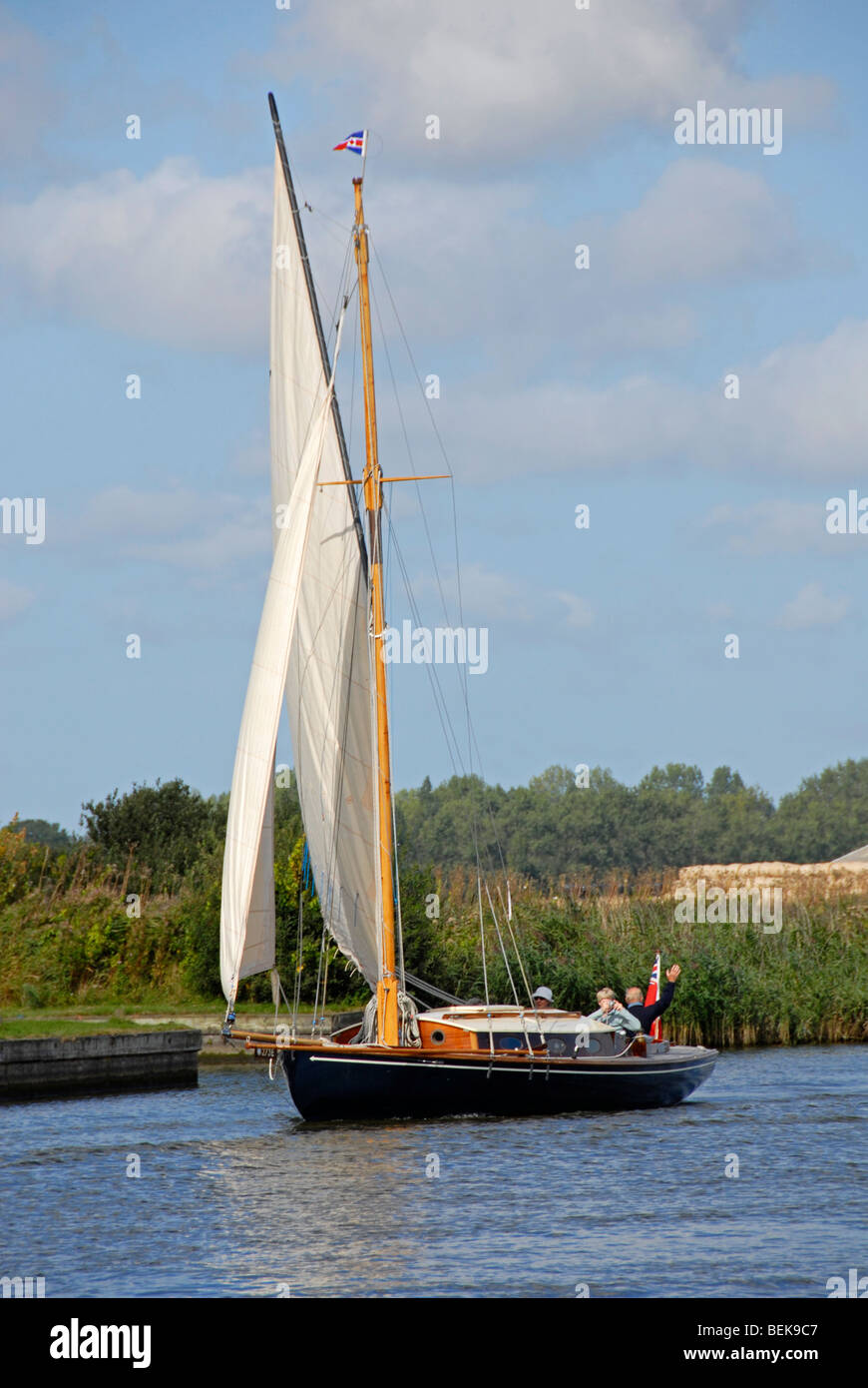 Segelboot auf Fluß Thurne, Norfolk Broads Stockfoto