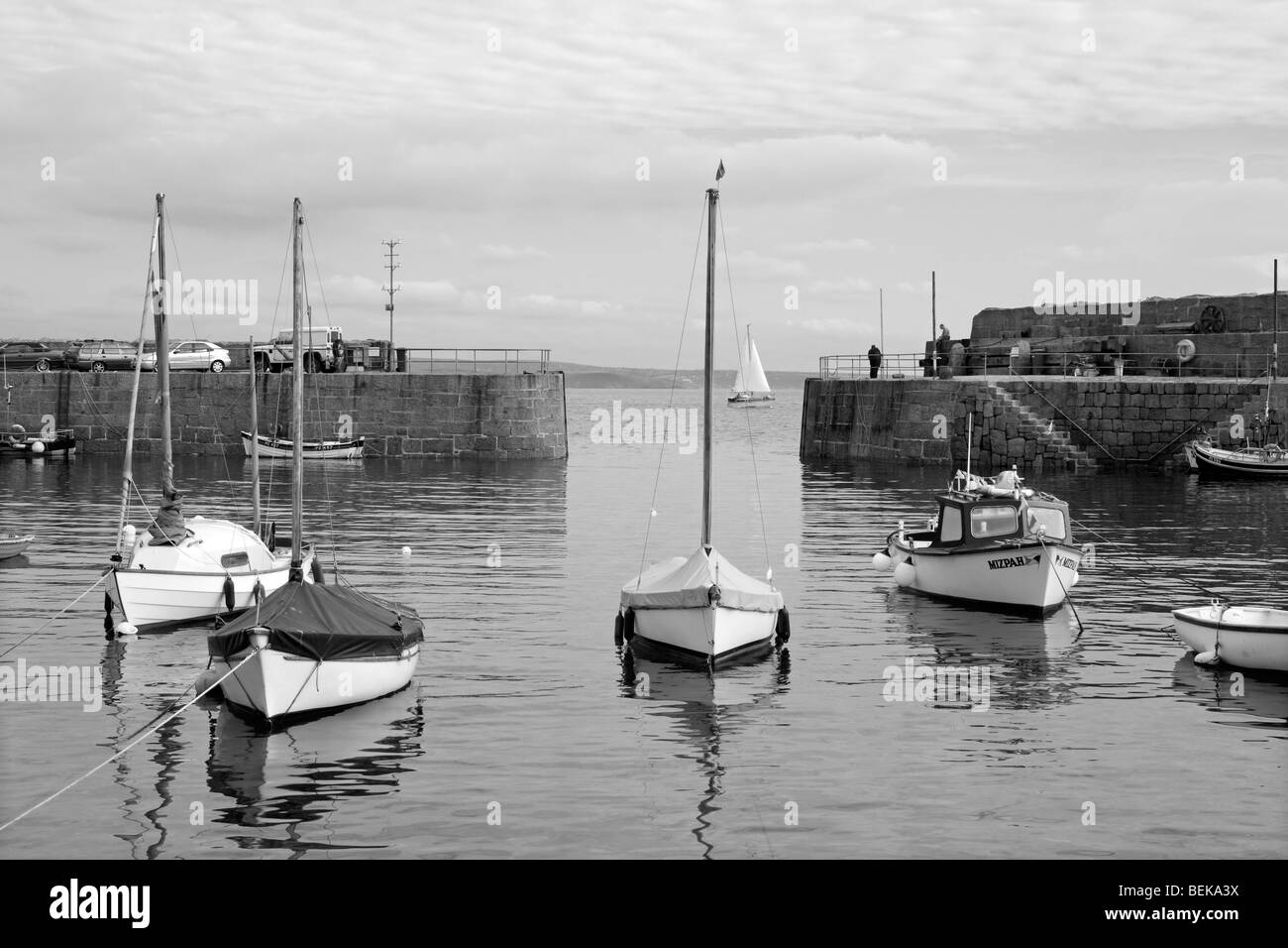 Mousehole harbour, Cornwall UK in schwarz und weiß. Stockfoto
