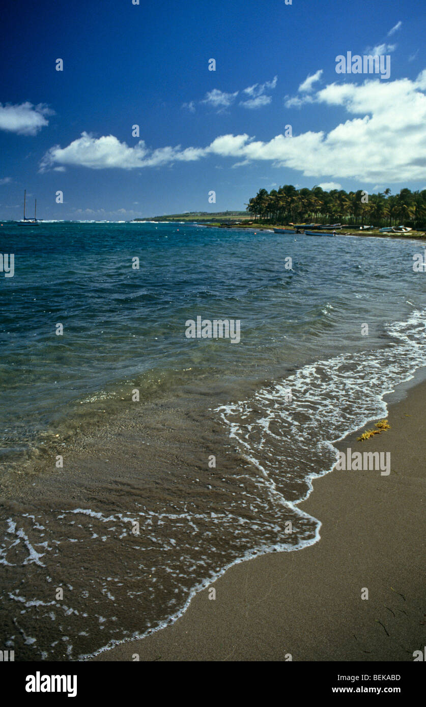 Schwarzer Sandstrand und Meer. DIEPPE BUCHT. ST. KITTS. Karibik. Stockfoto