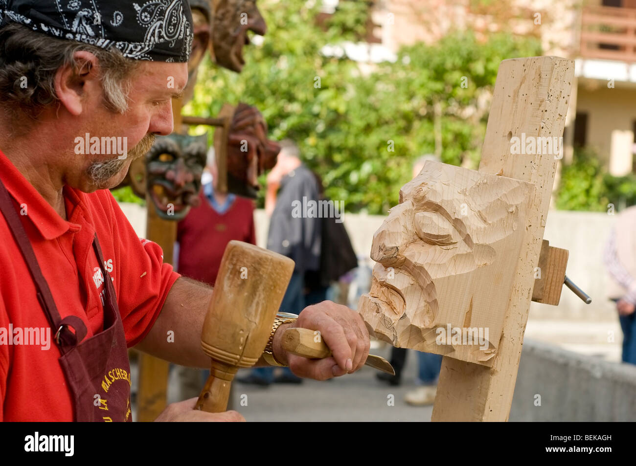 Holzschnitzer in Aktion Stockfoto