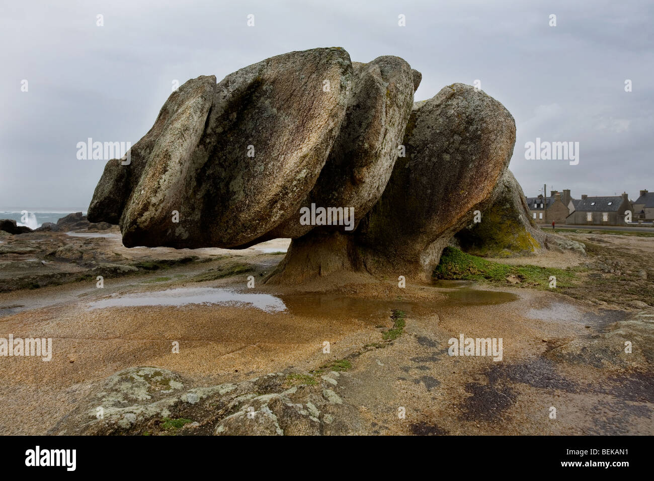 Ausgewaschene Felsformationen von Wind-Erosion an der Küste in Saint-Guénolé, Finistère, Bretagne, Frankreich Stockfoto