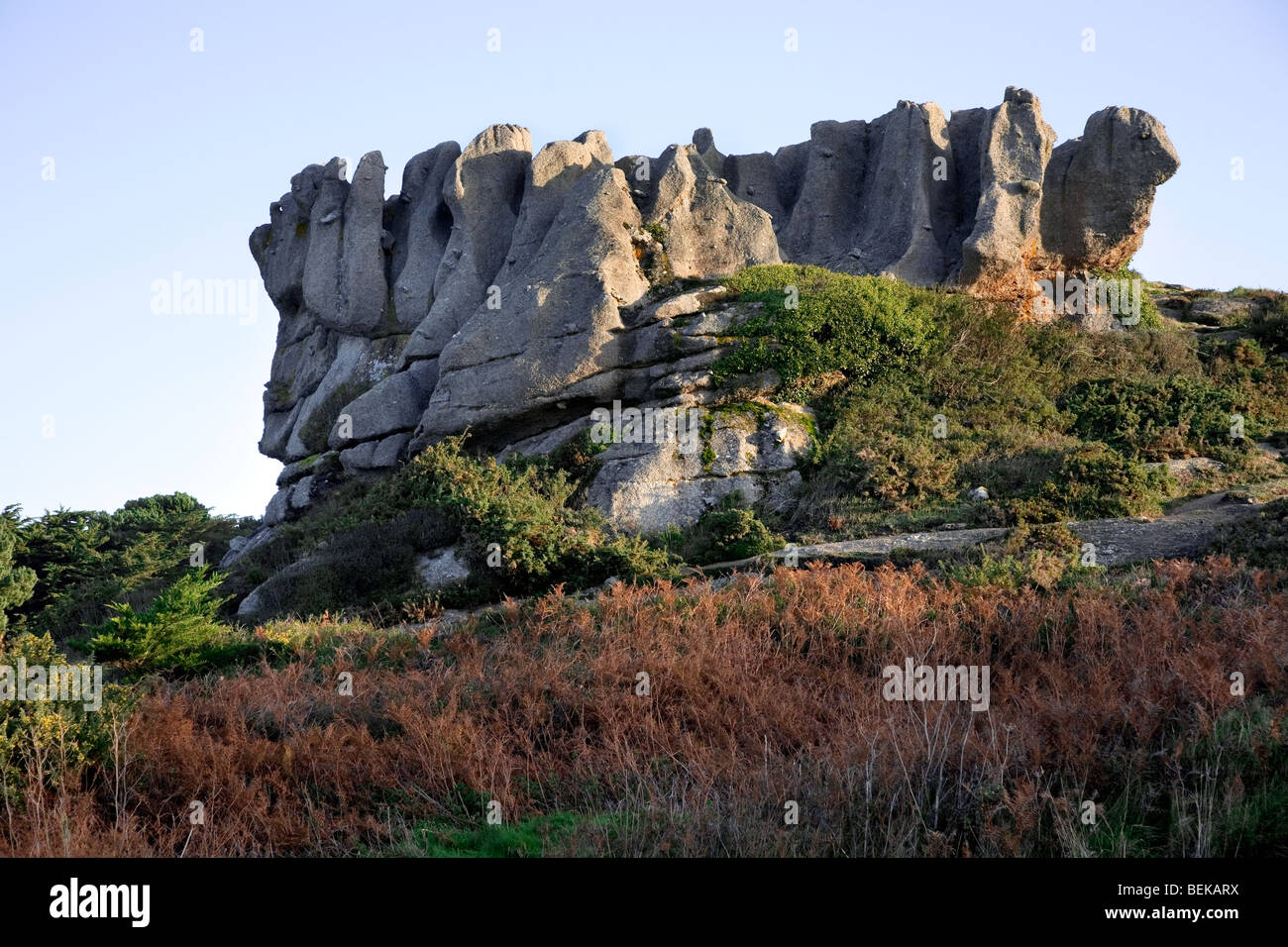 Erodierte Felsformation La Couronne entlang der Côte de Granit rose / rosa Granit Küste bei Trégastel, Bretagne, Frankreich Stockfoto