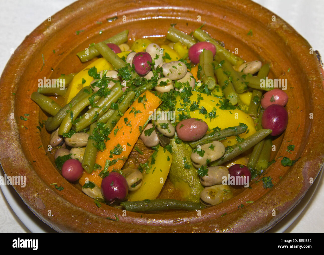 Tajine von gemischten Gemüse und Oliven Marokko Stockfoto