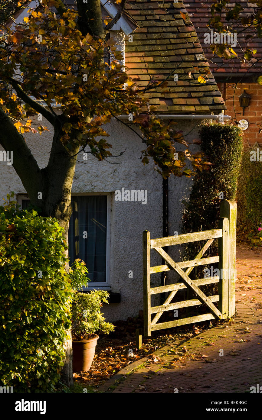 Typisch englisches Dorf Herbst Szene Stockfoto
