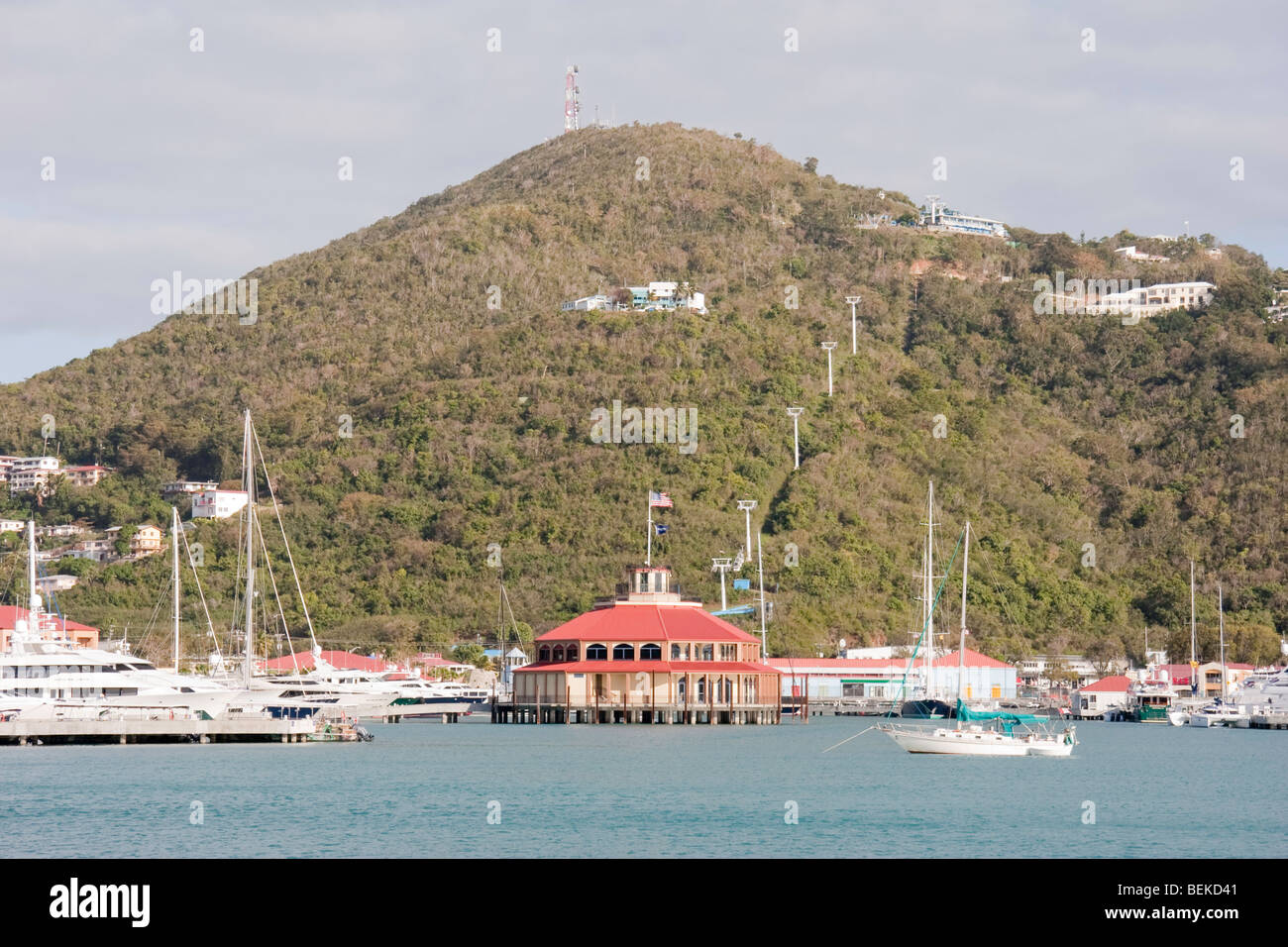 Yacht Haven Grande mit Flagge Hill im Hintergrund - Charlotte Amalie, USVI Stockfoto