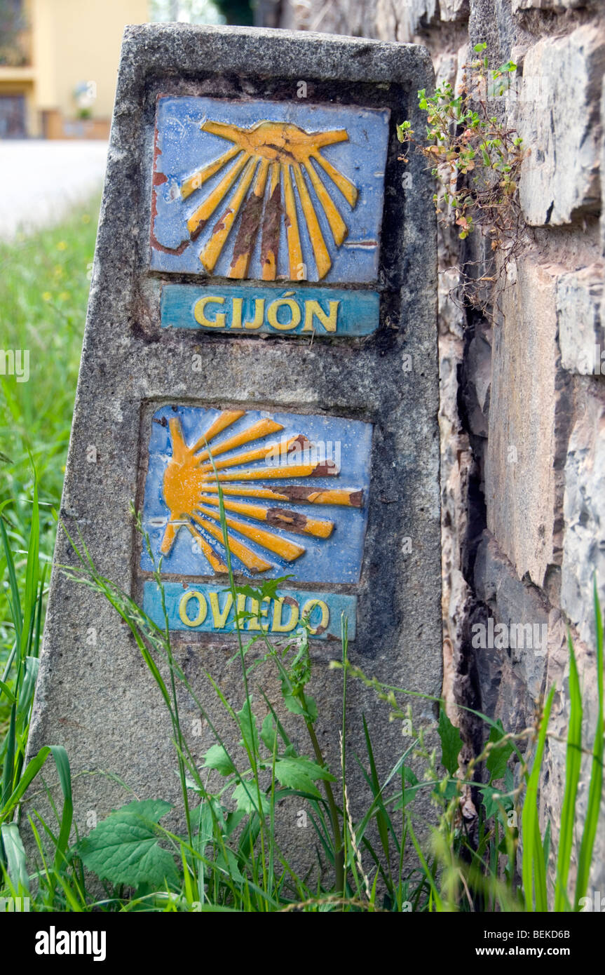 Art und Weise Marker an der Kreuzung der Camino Primitivo und der Camino del Norte. Capilla de San Blas, Casquita, Asturien, Spanien Stockfoto