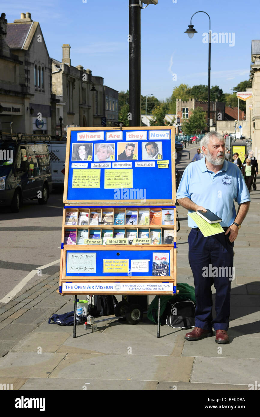 Prediger Mann die Verbreitung des Wortes Gottes an die Öffentlichkeit in Chippenham Wiltshire Stockfoto