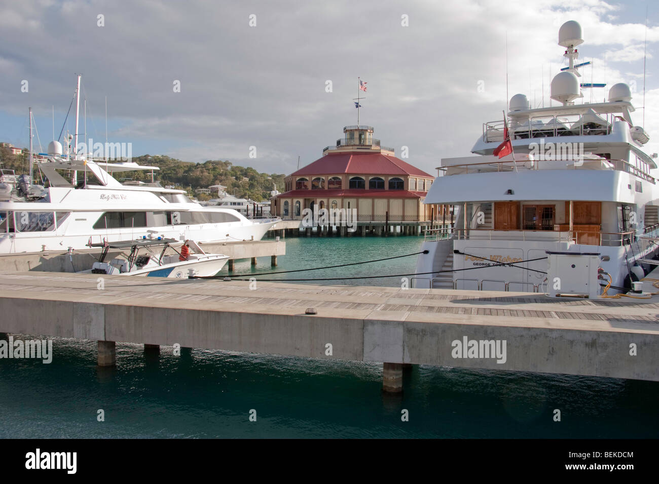 Boote im Yacht Haven Grande, eine Marina für Mega-Yachten; private dining Club im Hintergrund - Charlotte Amalie, USVI Stockfoto