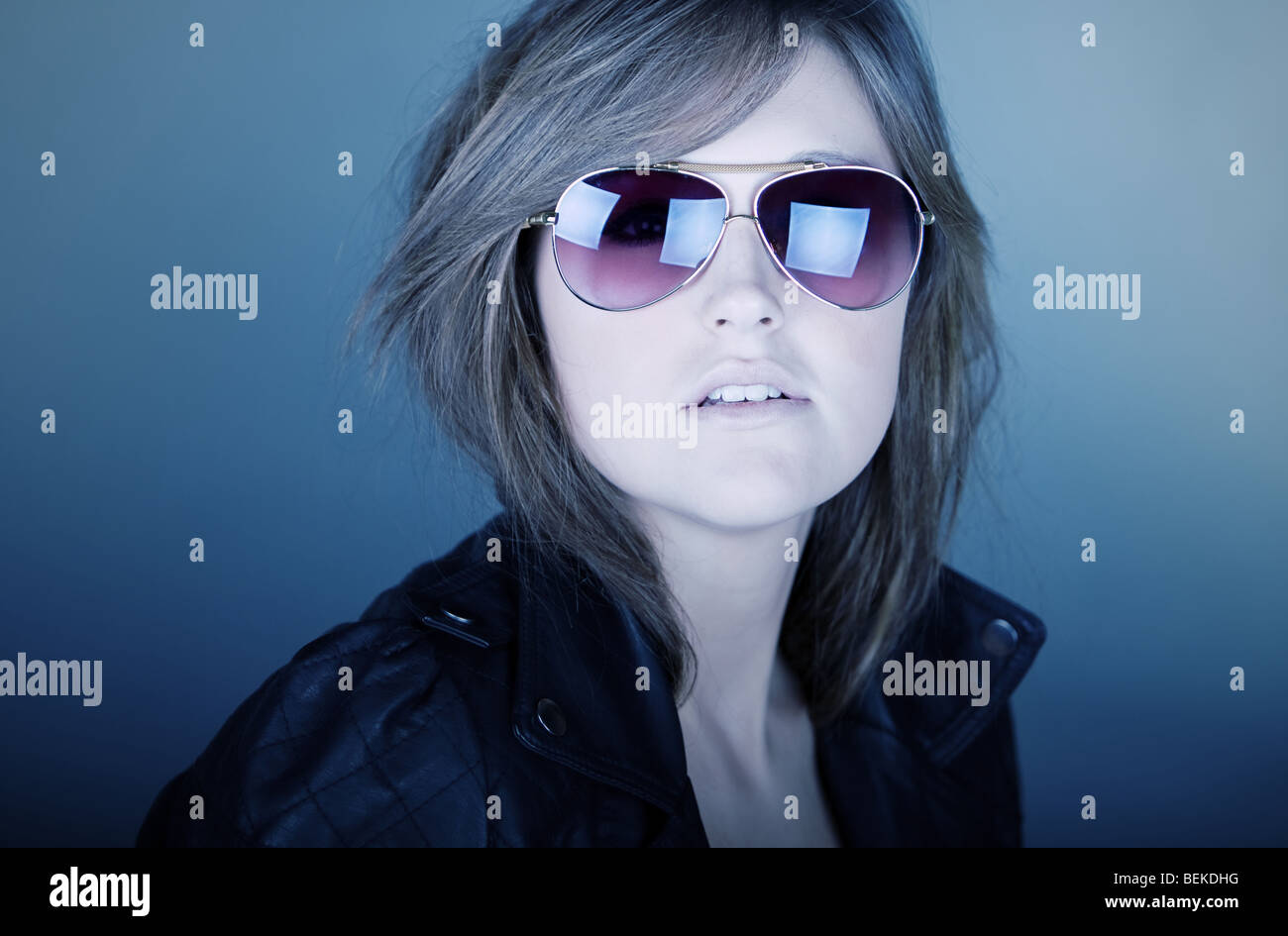 Schuss von atemberaubende Brünette Teenager in Aviator Sonnenbrillen Stockfoto