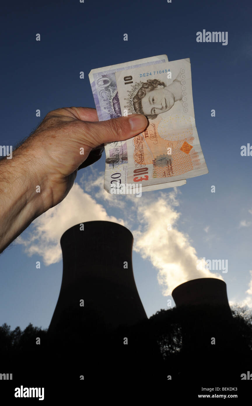 Steigende Energiekosten, die mit Geld und Kraftwerk dargestellt Stockfoto