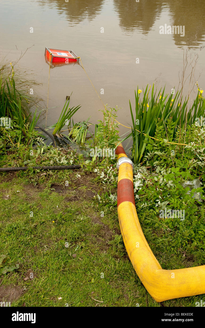 Feuerwehr hochvolumige gelben Schlauch zum Verschieben von großer Wassermengen Flut mit Tauchpumpe Pumpen Stockfoto