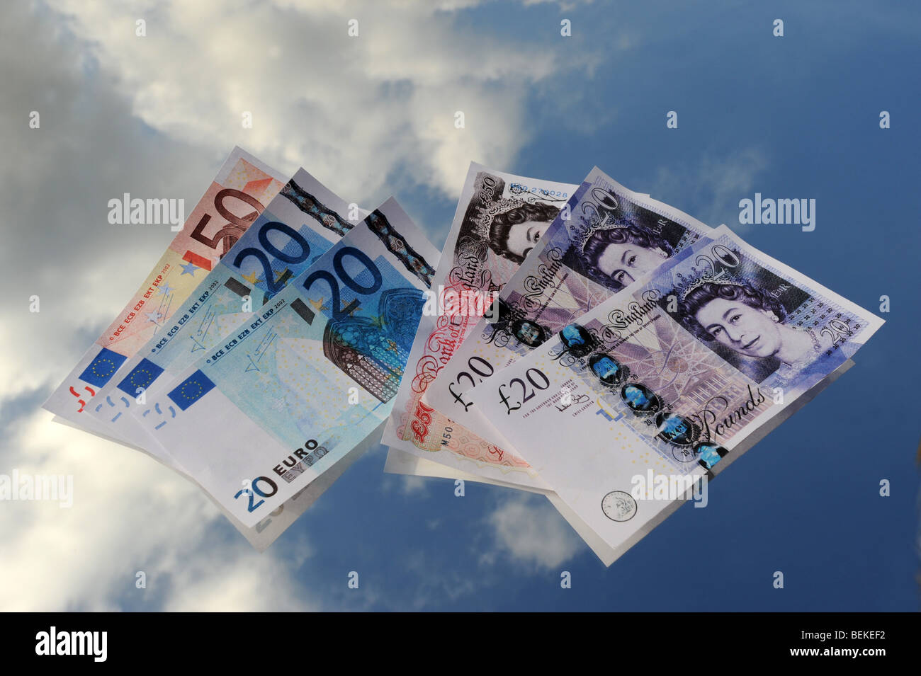 Euro und Pfund-Banknoten reflektiert vor blauem Himmel Stockfoto