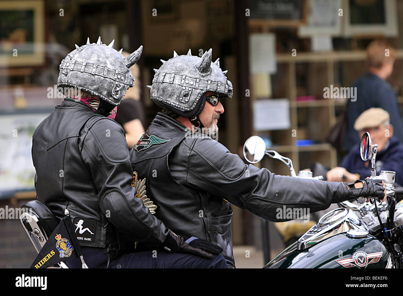 Motorradfahrer und Beifahrer mit einem gehörnten Helmen Stockfoto