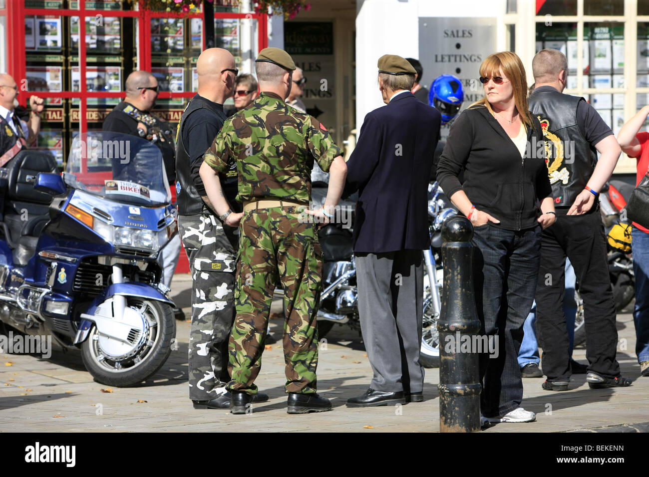 Soldaten und Ex-Soldaten und Bürger versammeln sich in Wootton Bassett Wiltshire Hommage an Männer in Afghanistan getötet Stockfoto