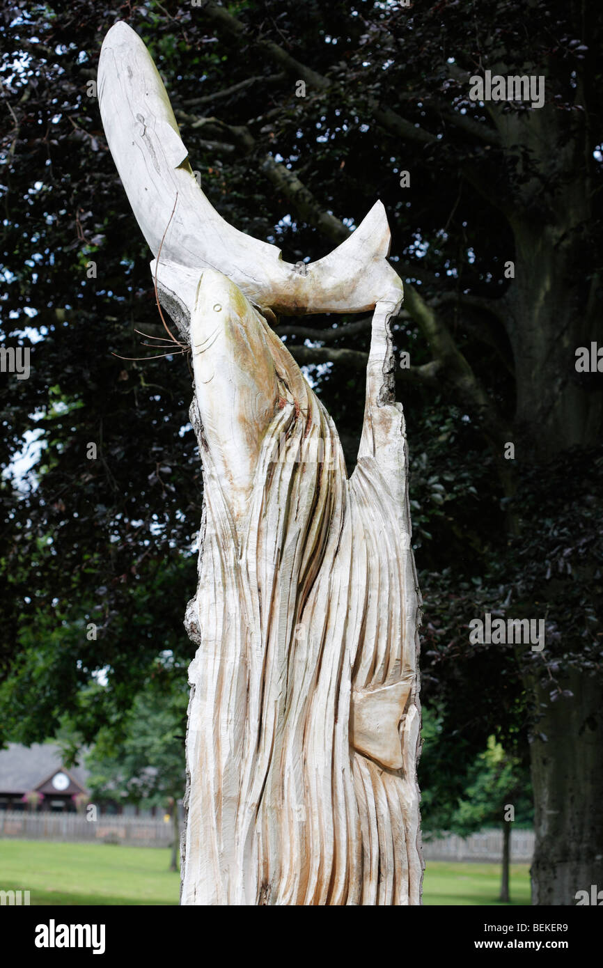 Holzschnitzerei Lachs springen stehenden Baum Builth Wells Stockfoto