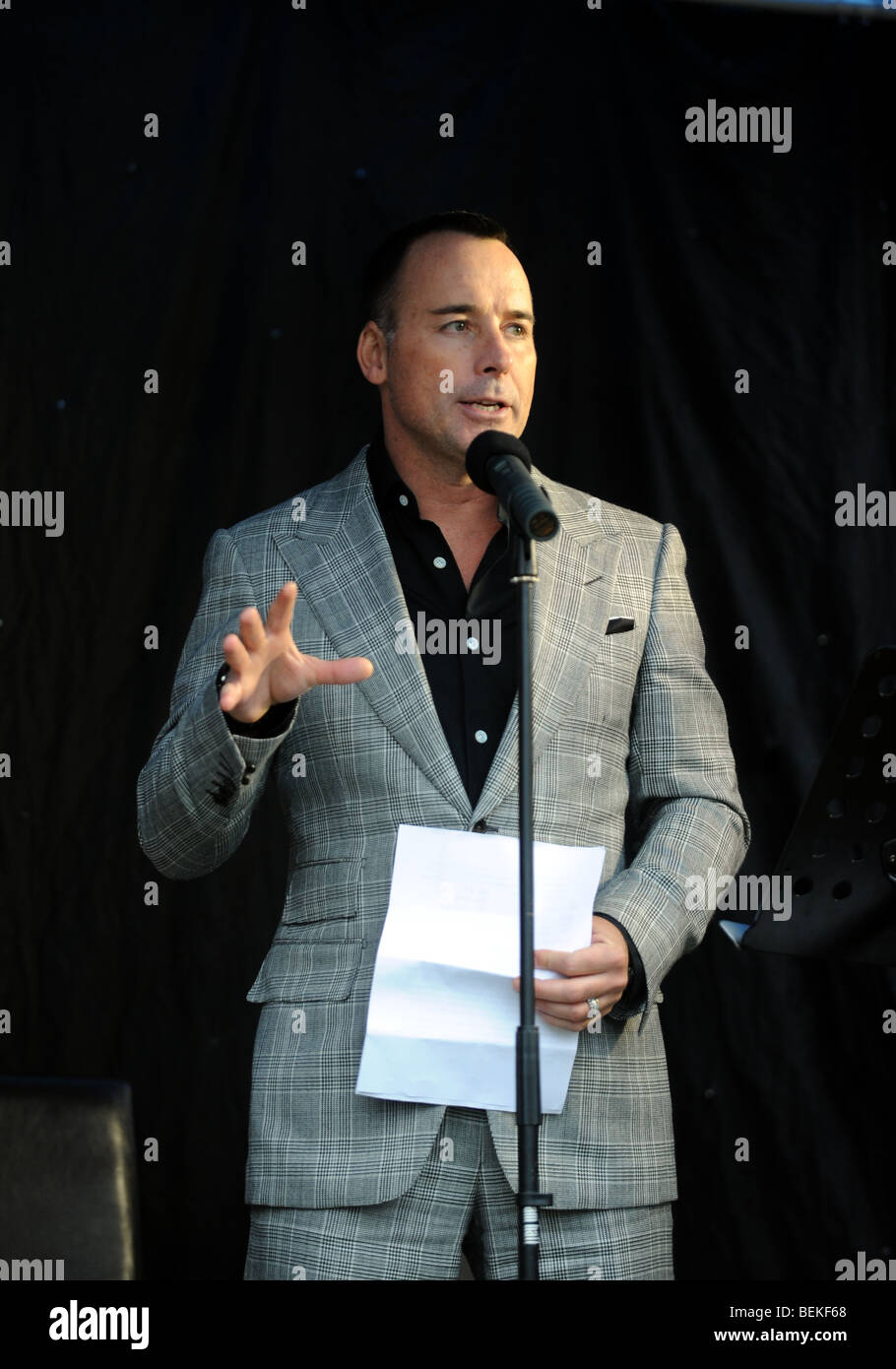 David Furnish Partner von Sir Elton John stellt das Aids-Memorial in Brighton, Sussex UK Stockfoto