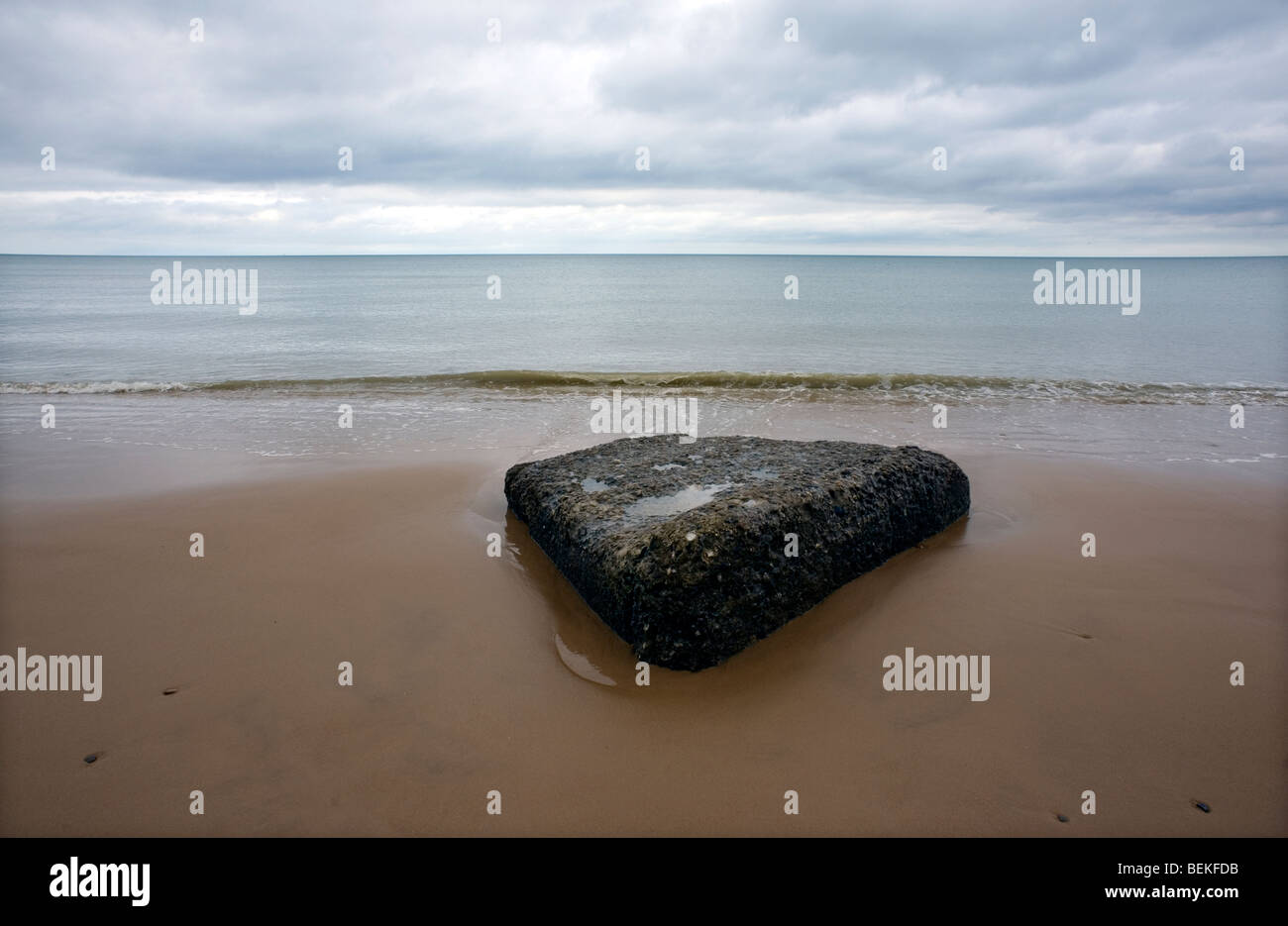 Omaha Beach, Normandie, Frankreich. Reste von WW2 D Tag Deutsch Blockhaus am Strand Ruinen. Stockfoto
