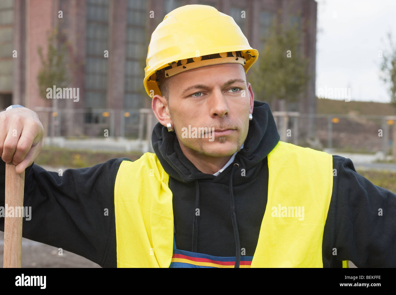 Bauarbeiter im gelben Schutzhelm stehen im freien Stockfoto