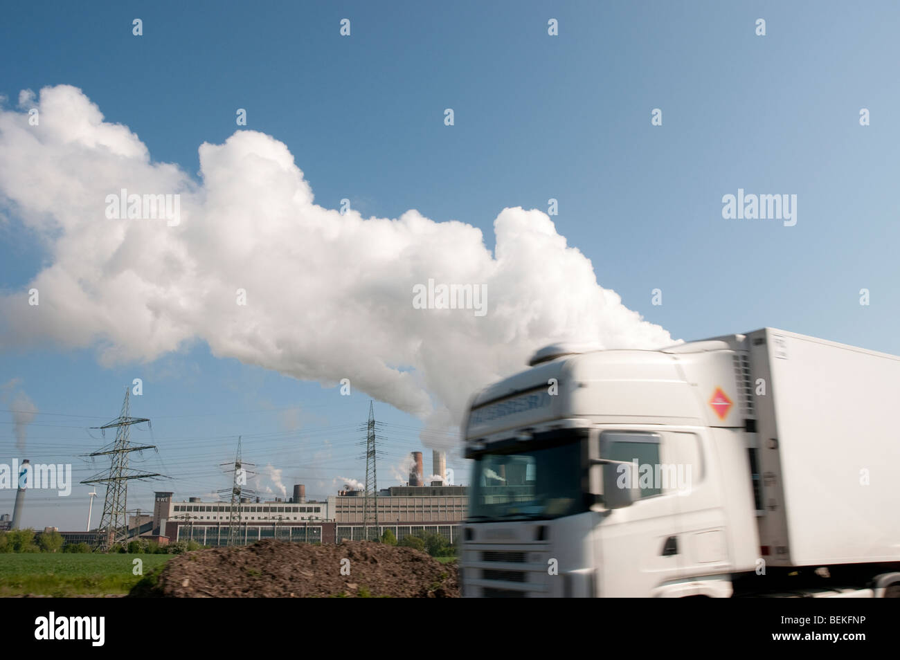 Dampf bei der Stromerzeugung im Kraftwerk in der Nähe von Elsenborn-Belgien-Europa Stockfoto