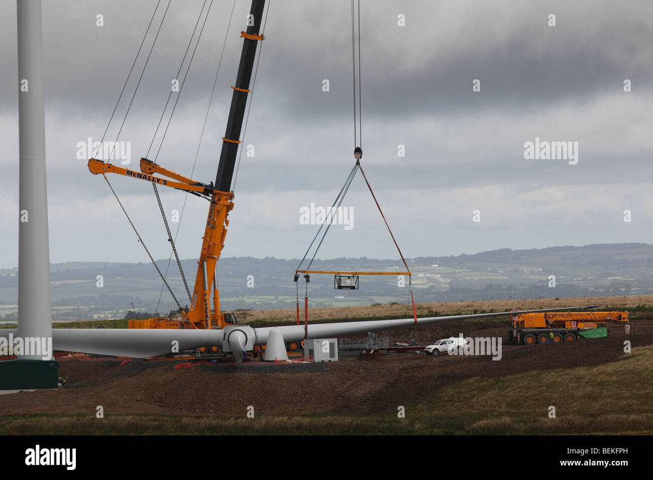 Montage einer Wind-Turbine-Anprobe Turbinenschaufel mit hub Stockfoto