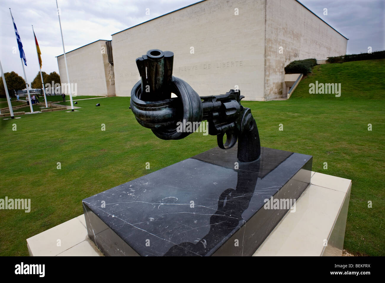 Nicht Gewalt die verknotet Gun Memorial Caen Normandie Konflikt Kriegsgeschichte Museum Frieden Studie Stockfoto