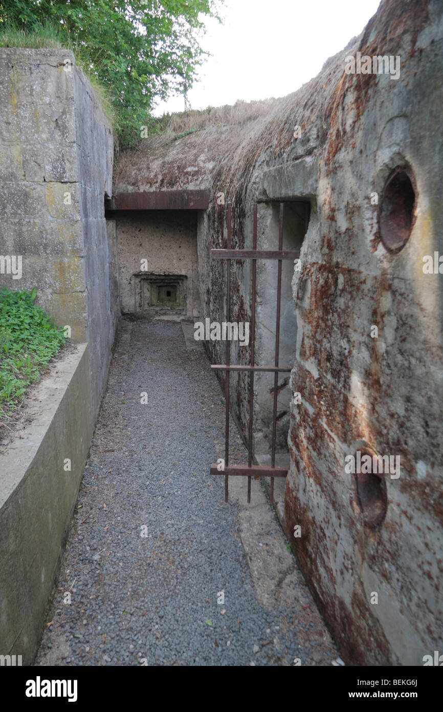 Bewachter Eingang zu einem unterirdischen Bunker Etablissement Hillman deutsche Bunker in der Nähe von Colleville-Montgomery, Normandie. Stockfoto