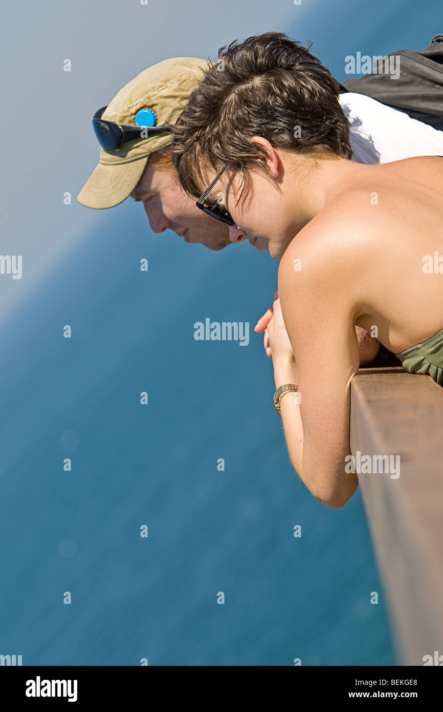 Aufnahme eines jungen Paares in der Liebe Out mit Blick auf das Meer Stockfoto