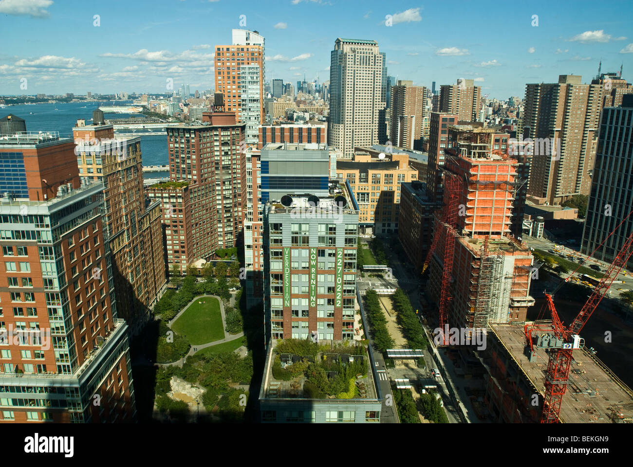 Gründach des Verdesian, unten in der Mitte, in Battery Park City in New York Stockfoto