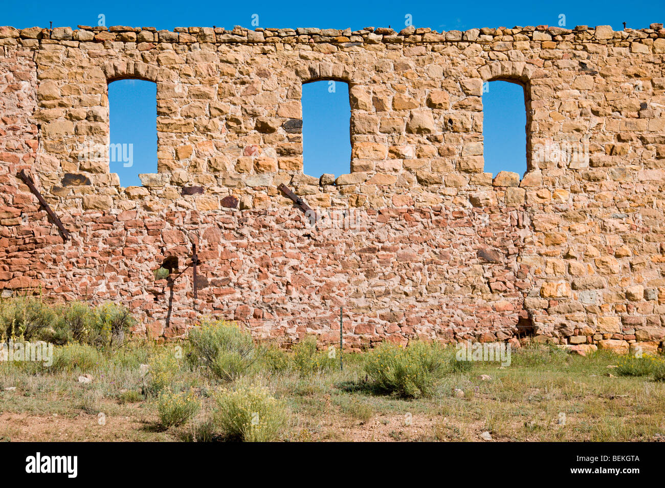 N alten Stein und Adobe-Gebäude befindet sich auf einem Hügel in der Goldbergbau Geisterstadt von Elizabethtown, New Mexico. Stockfoto