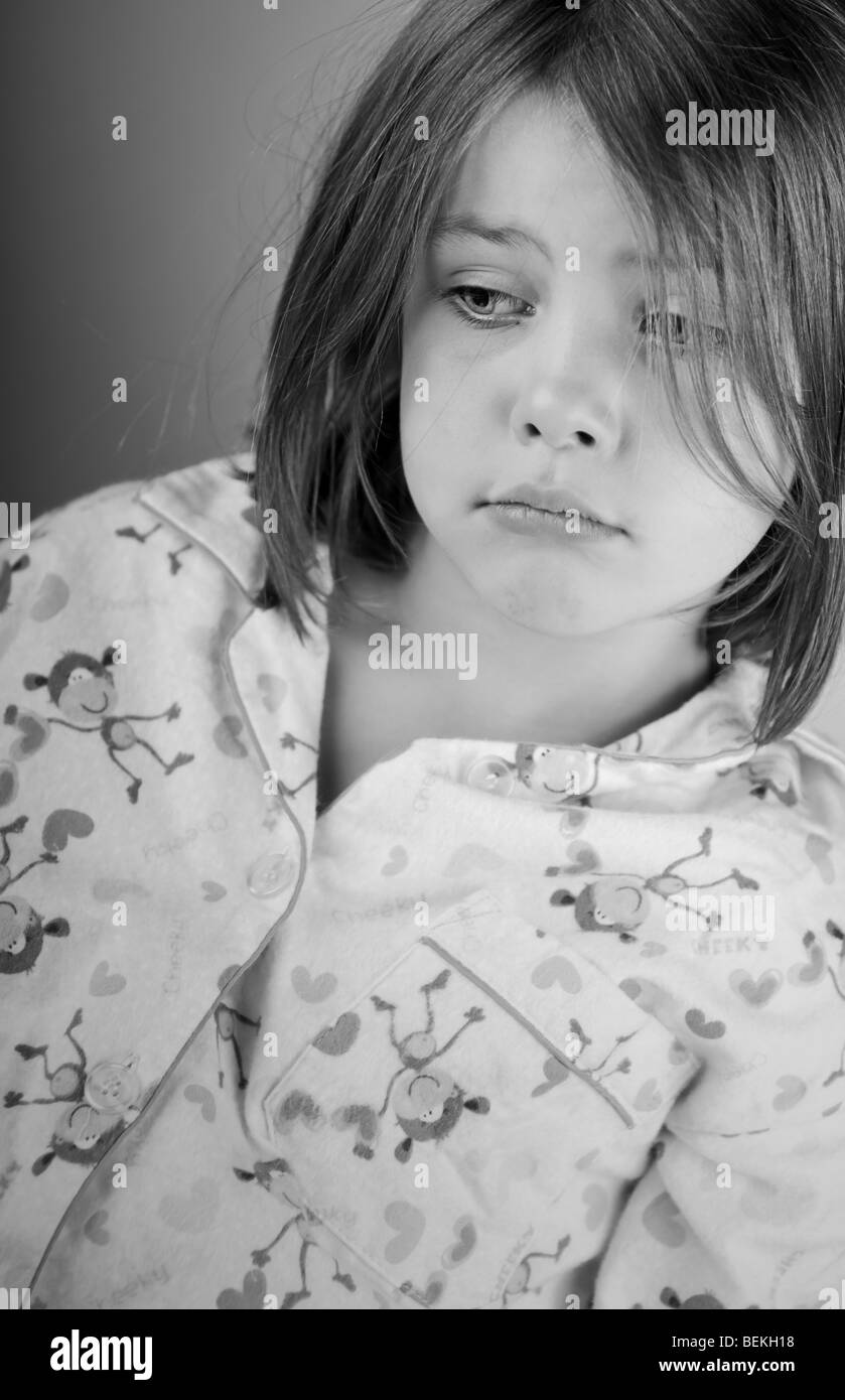 Schwarz / weiß Bild von traurig aussehende Kind im Schlafanzug Stockfoto