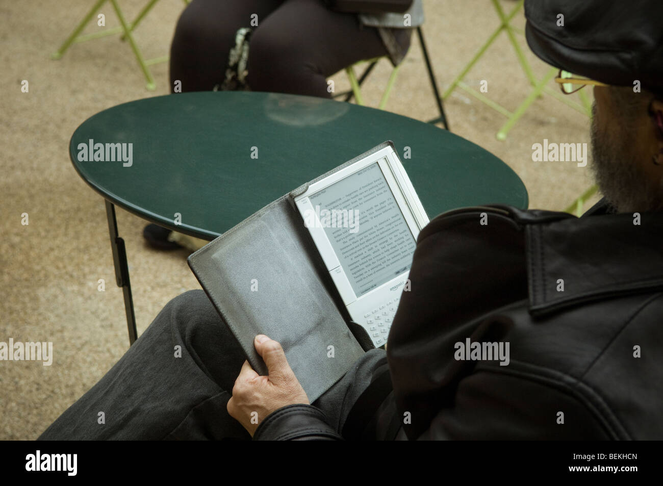 Ein Leser nutzt seine Amazon Kindle e-Book auf der Straße in Midtown Manhattan in New York Stockfoto