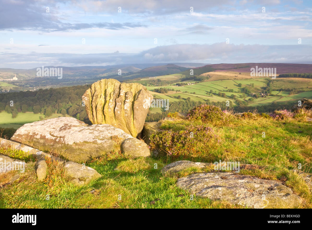 Der Knuckle Stein auf Carhead Felsen auf den North Lees Estate, Derbyshire, Peak District Stockfoto