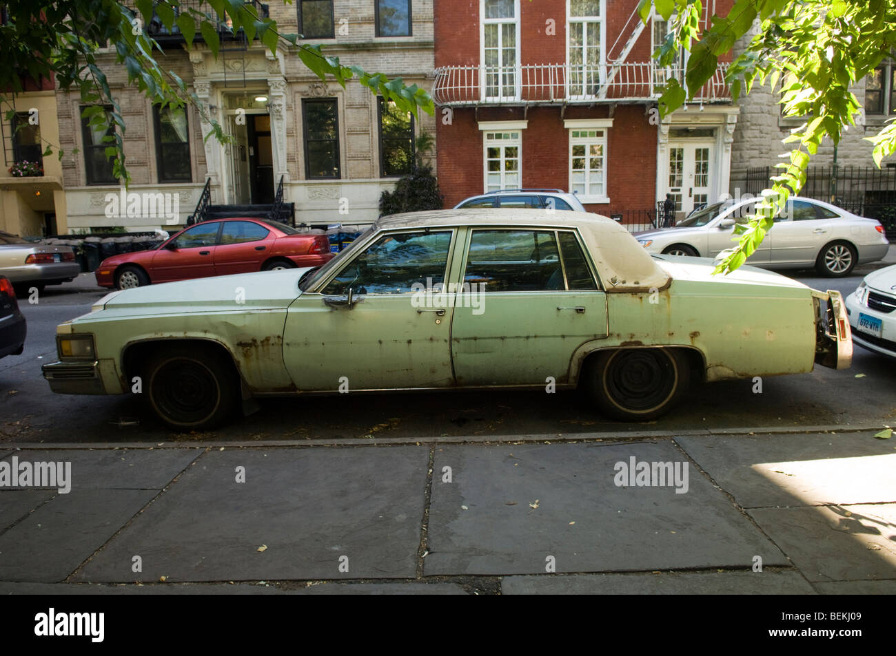 Ein altes Fahrzeug geparkt auf einer Straße im East Village auf Sonntag, 11. Oktober 2009. (© Frances M. Roberts) Stockfoto