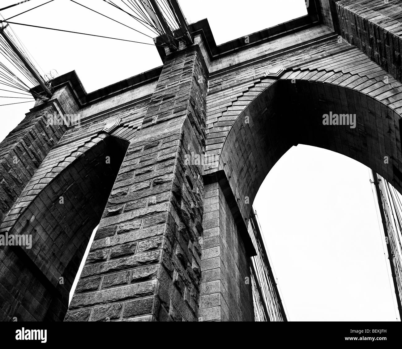 Architekturdetails aus einem Turm und Kabel von der "Brooklyn Bridge" in "New York City", "New York." Stockfoto