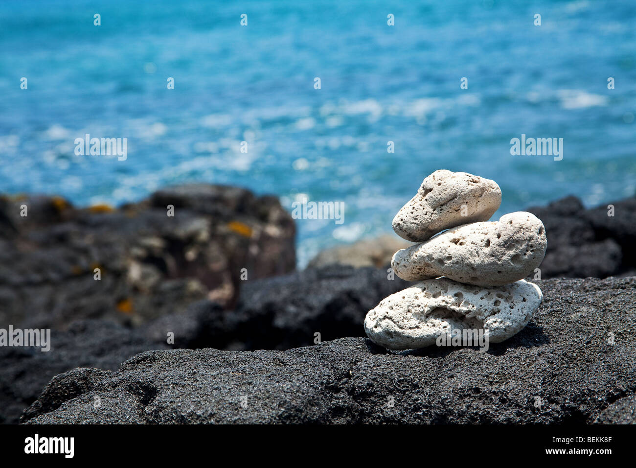White-Zen Felsen auf hawaiianischen Küstenlinie mit lava Stockfoto