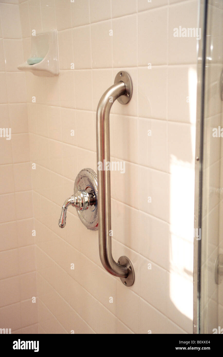 Sicherheitsbügel in Dusche Stockfoto