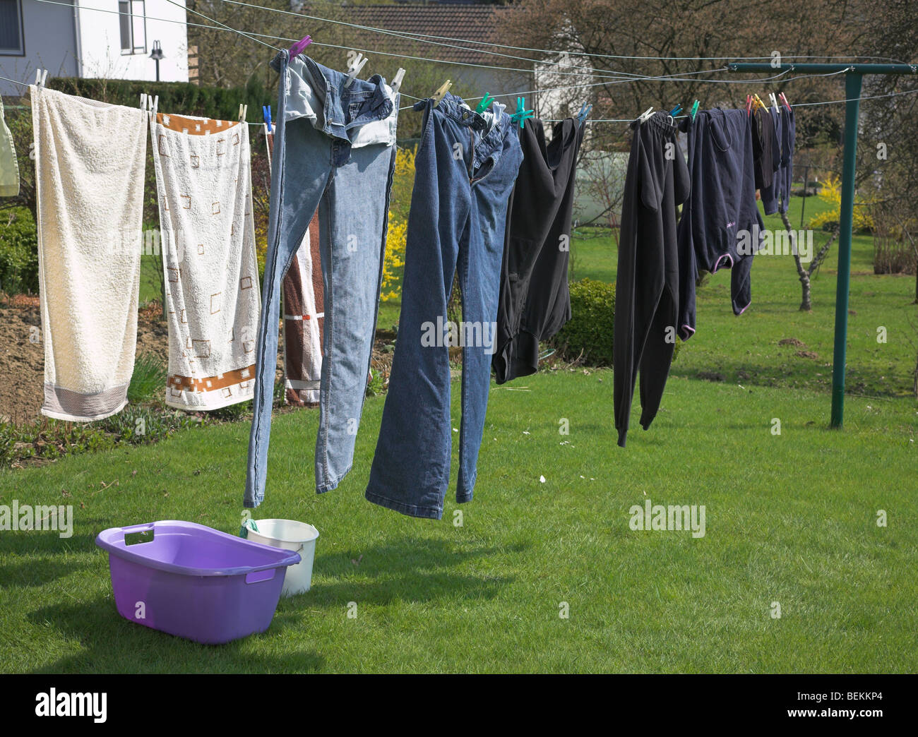 Wäscheständer auf eine Wäscheleine Stockfoto