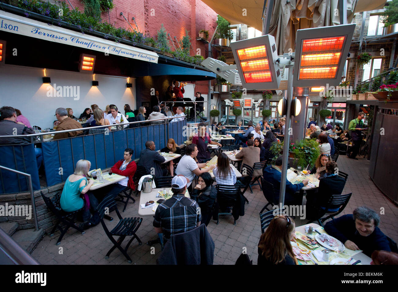 Nordamerika, Kanada, Quebec, Old Montreal, Place Jacques Cartier, Menschen Essen im Jardin Nelson Stockfoto