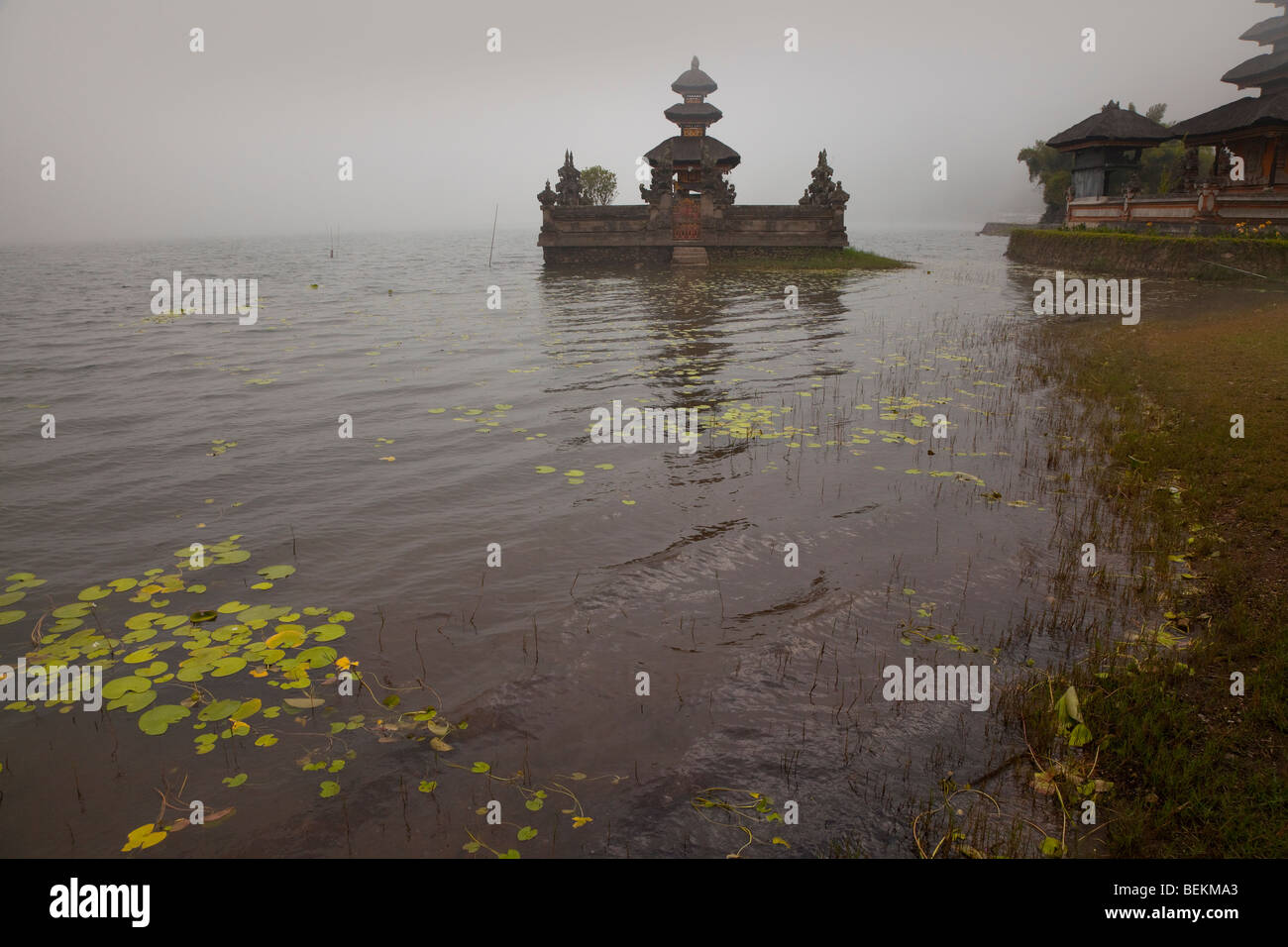 Pura Ulun Danu Bratan oder Pura Bratan Tempel, Candi Kuning, Bali, Indonesien, nebligen Seeblick Stockfoto