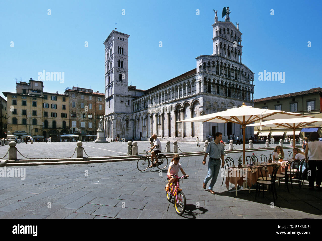 Die Piazza Michele mit dem Glockenturm der Duomo di Lucca / Dom des Hl. Martin in Lucca, Toskana, Italien Stockfoto