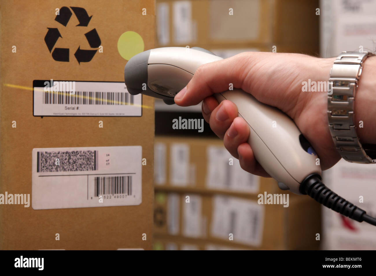 Ein Mann bekommt auf der Hüfte Leser in Operationen auf gedruckten Barcode gerichtet. Lager-Szene. Stockfoto