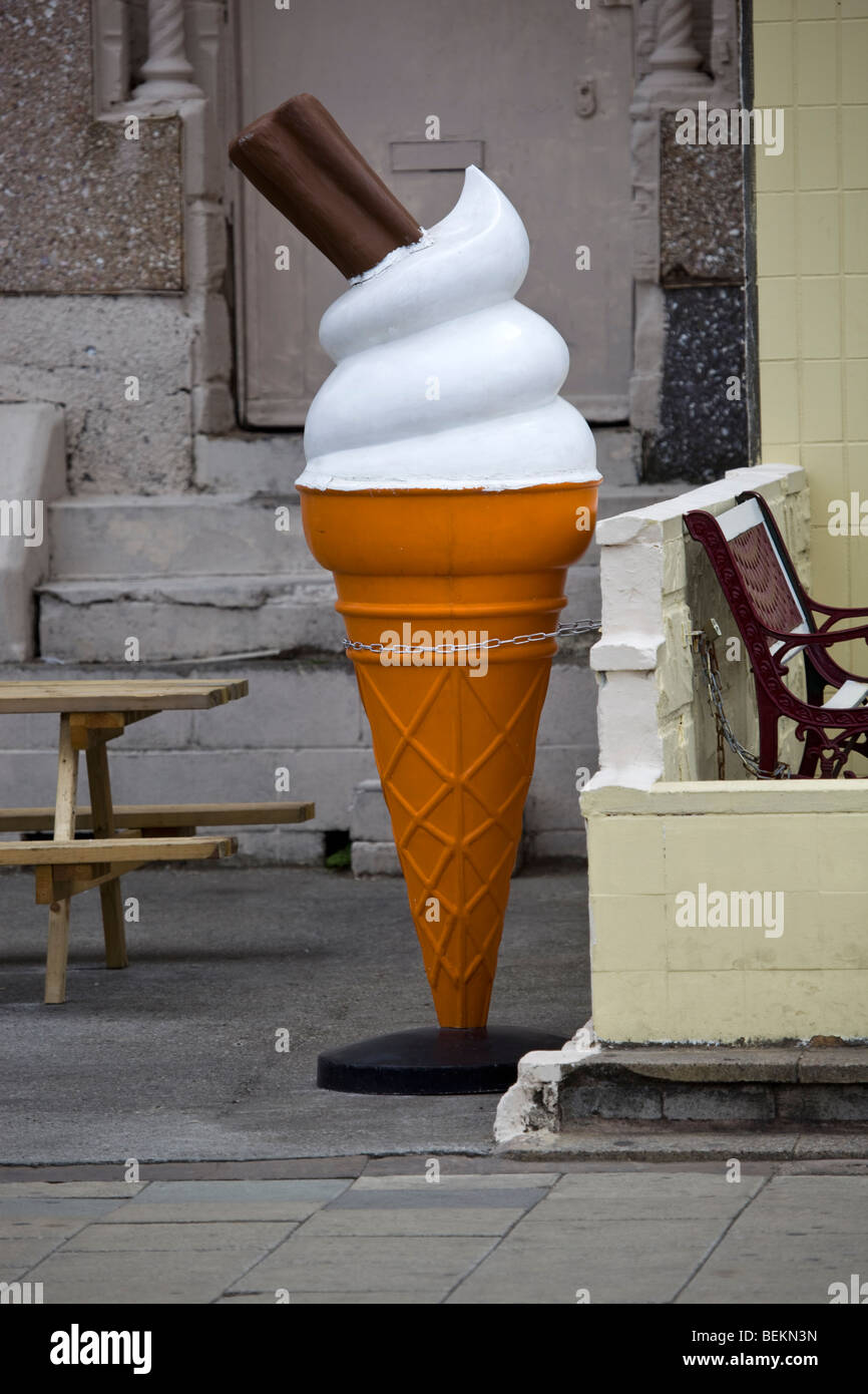 Giant ice cream cone display Fotos und Bildmaterial in hoher