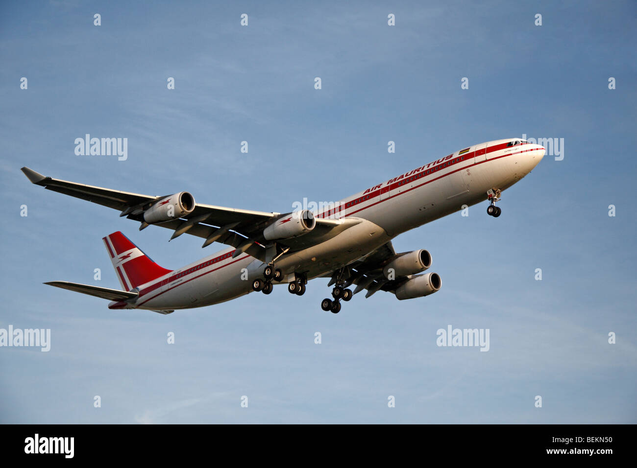 Ein Air Mauritius Airbus A340-300 in London Heathrow, Vereinigtes Königreich Land herein.  August 2009. (3 B-NBI) Stockfoto