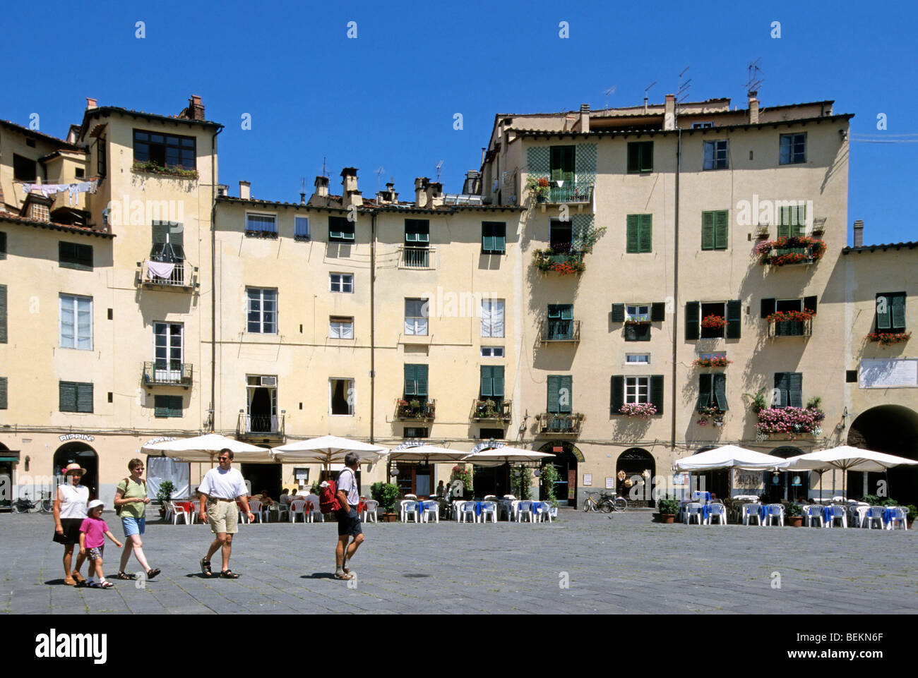 Touristen auf der Piazza Amfiteatro in Lucca, Toskana, Italien Stockfoto