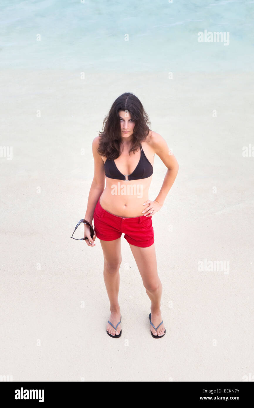 Model posiert an einem einsamen Strand auf Rarotonga in Cook-Inseln in der Südsee Stockfoto