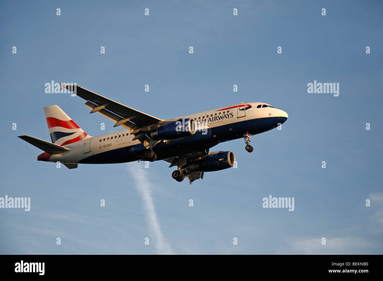 Eine British Airways (BA) Airbus A319-131 in London Heathrow, Vereinigtes Königreich Land herein.  August 2009. (G-EUOC) Stockfoto