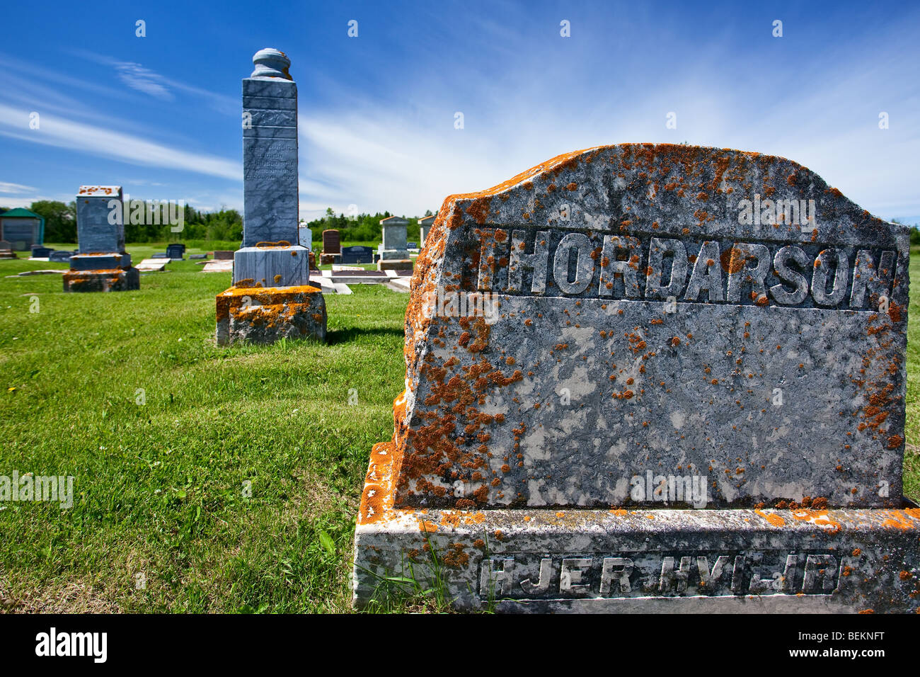 Nahaufnahme von einem Grabstein in einem isländischen Friedhof.   Hecla Dorf, Hecla Island Provincial Park, Manitoba, Kanada. Stockfoto