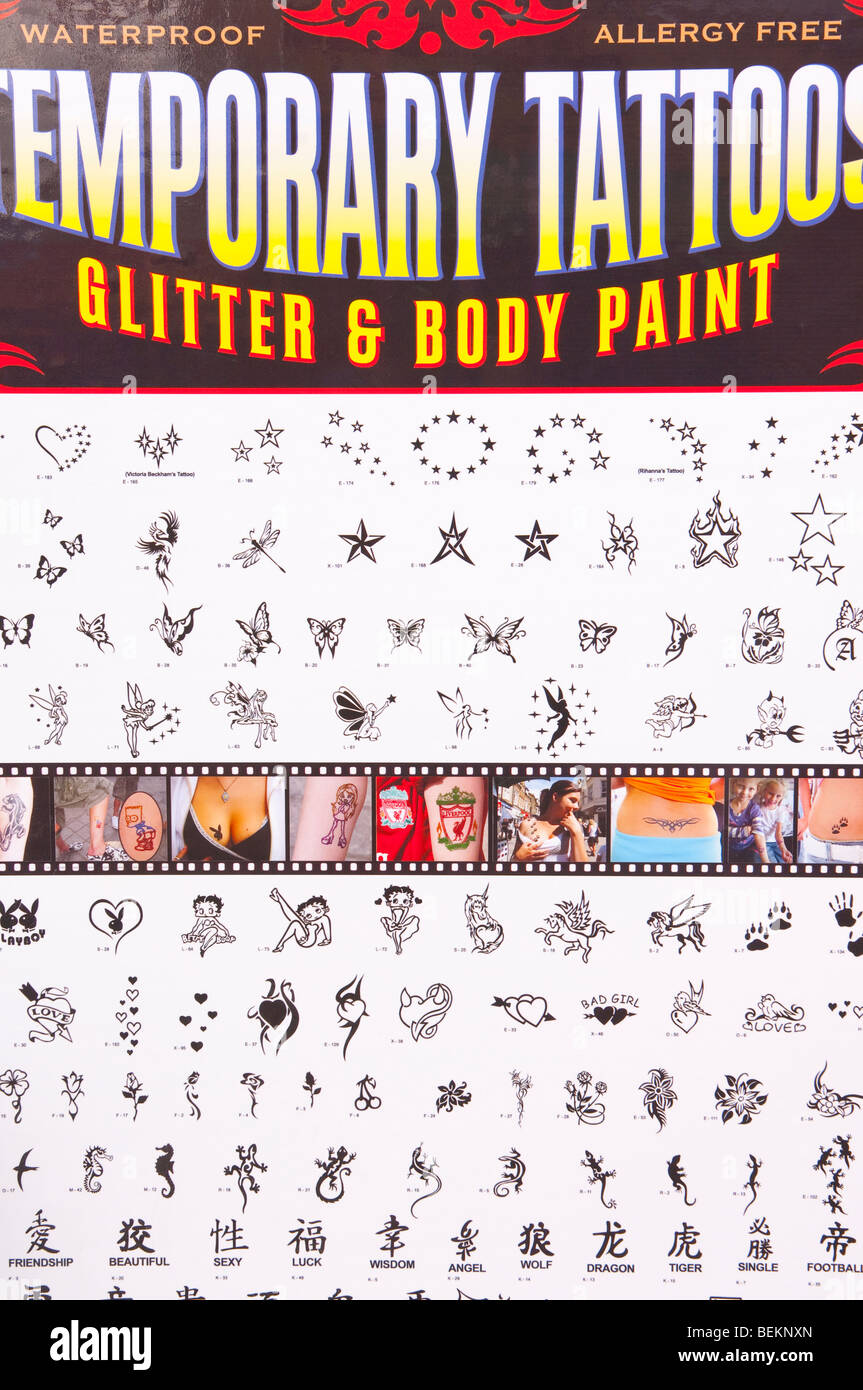 Ein Zeichen Werbung temporäre Tattoos auf den Pleasure Beach in Great Yarmouth, Norfolk, Großbritannien Stockfoto