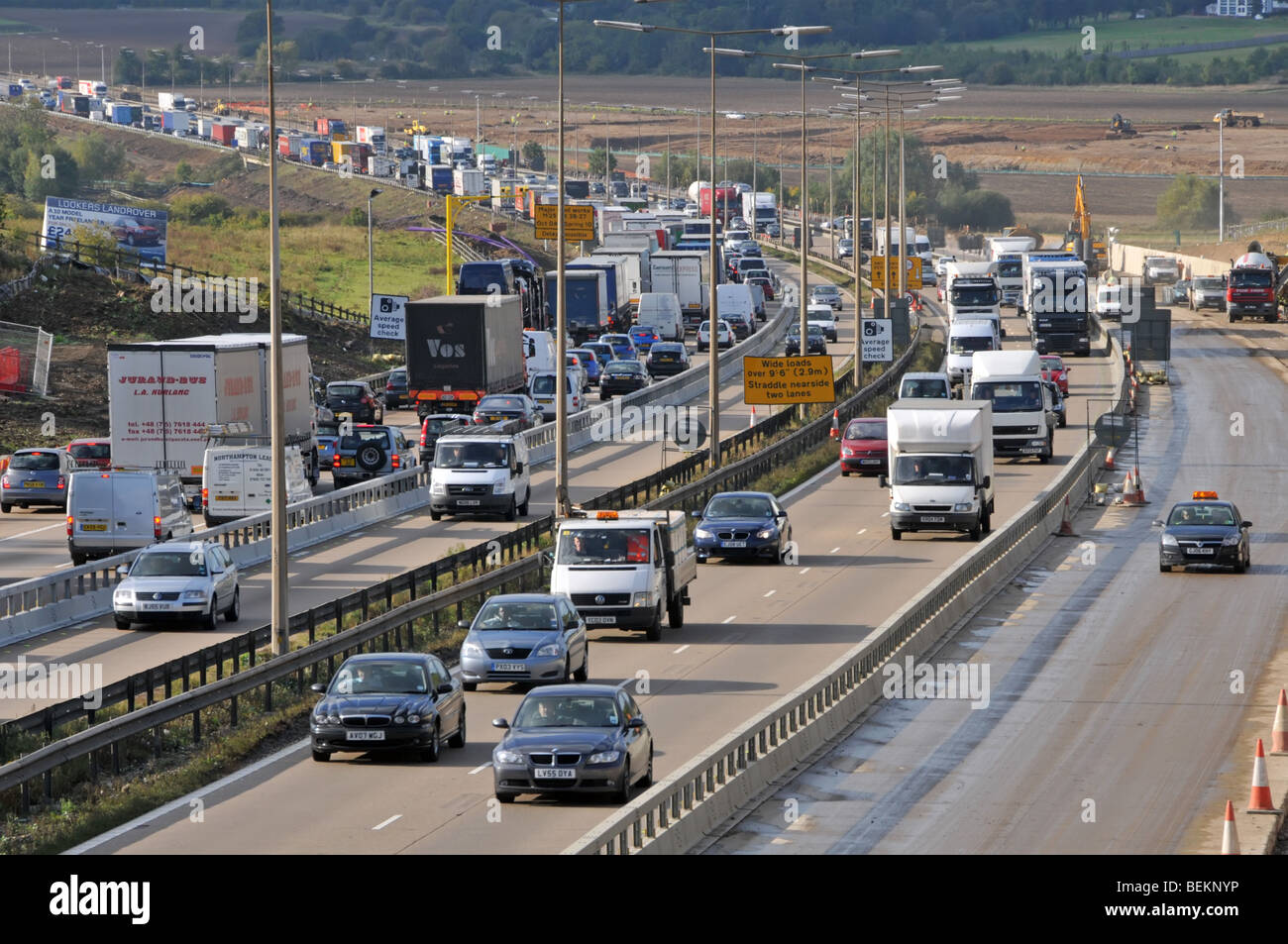 M25 Autobahn Contra Strömung arbeiten enthält temporäre Leitplanken ersetzen Zapfen während der Verbreiterung der Straße Standstreifen mit Stockfoto M25 Autobahn Contra Strömung arbeiten enthält temporäre Leitplanken ersetzen Zapfen während der Verbreiterung der Straße Standstreifen mit Stockfoto