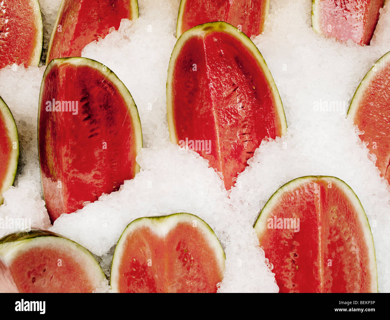 Scheiben Wassermelone eingewickelt In Cellphane auf dem Eis Stockfoto